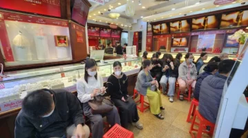 تطورات جديدة في أسعار الذهب لدى شركات SJC وBTMC وBTMH وتأثرها بالبورصة العالمية.